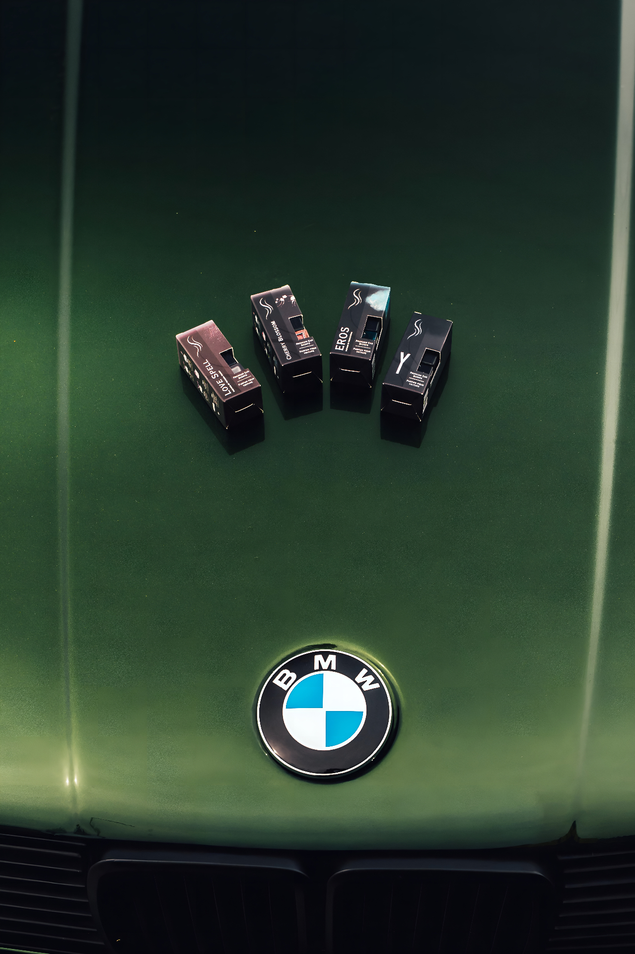 La gamme Sleek alignée sur capot BMW vert