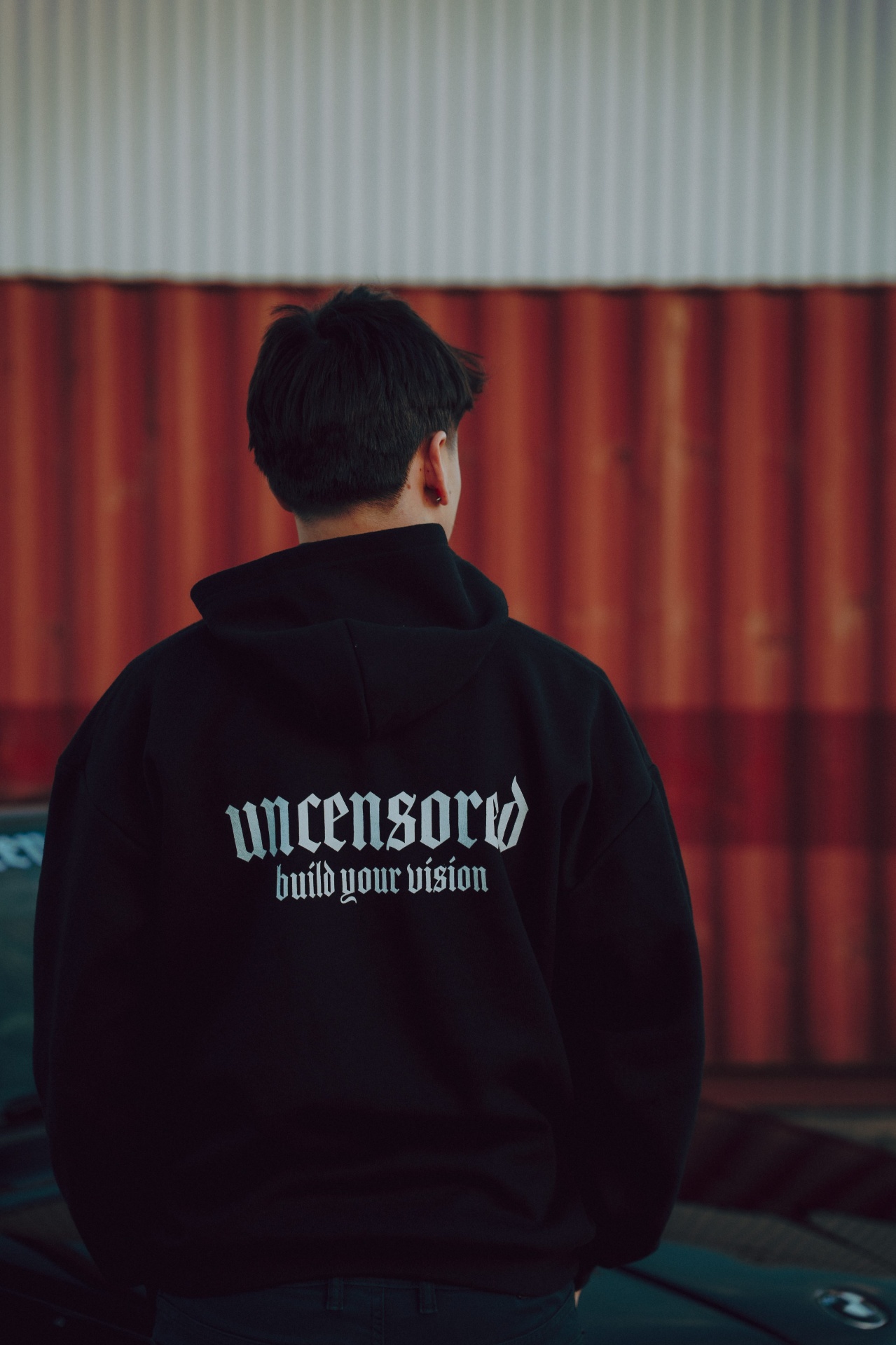 Modèle de dos portant le hoodie Uncensored