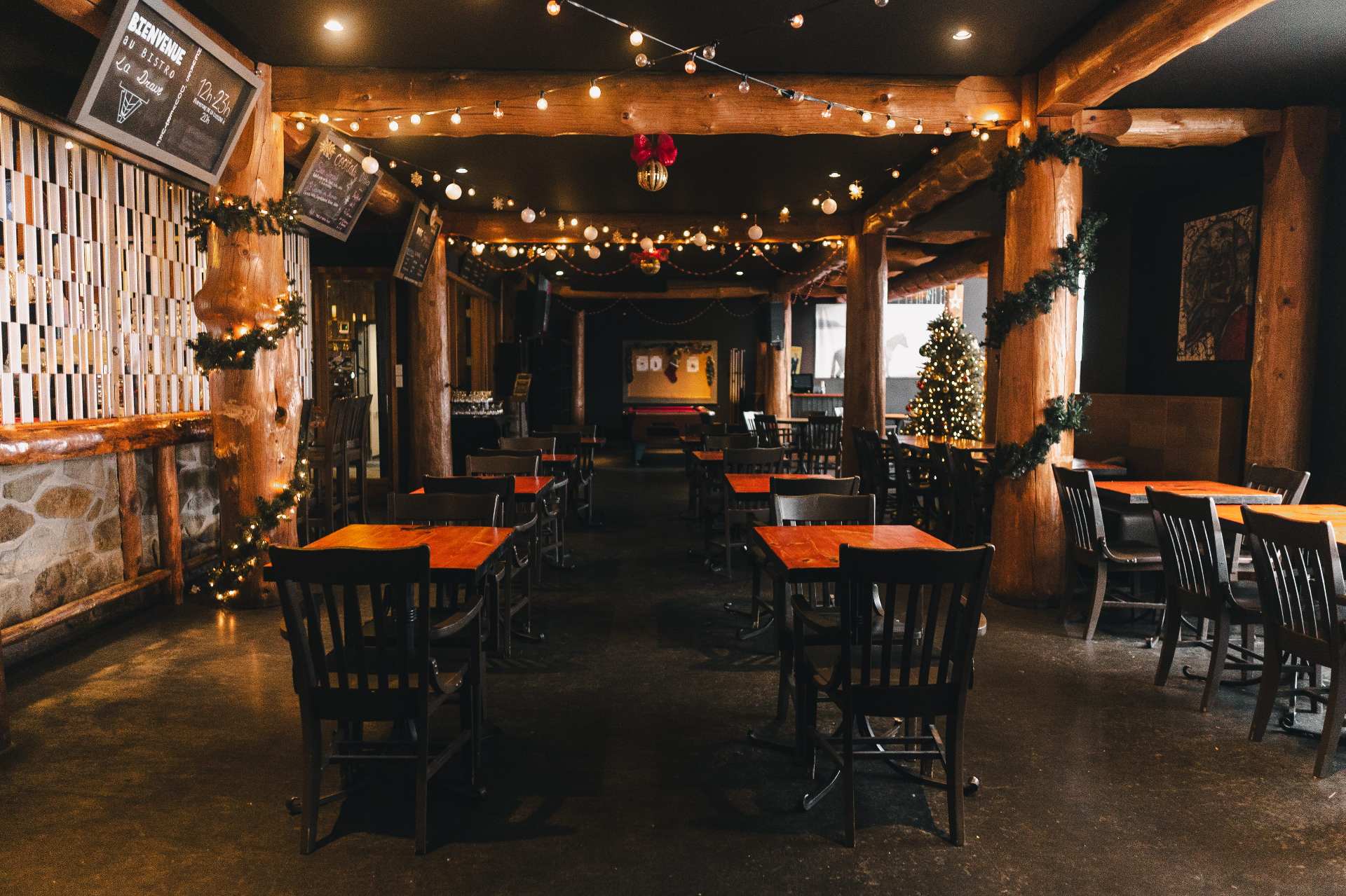 Salle à manger chaleureuse de l'auberge