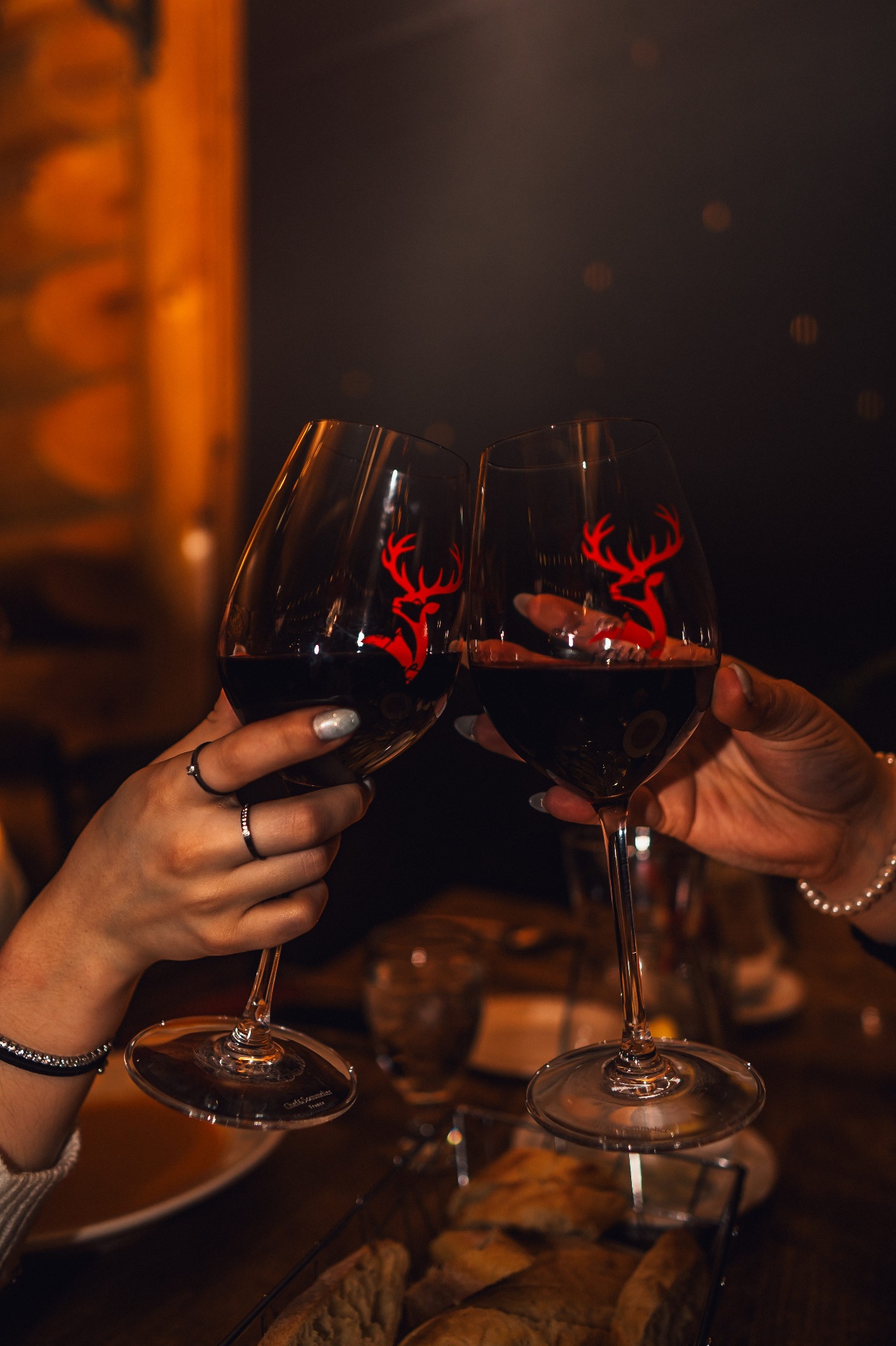 Verres de vin levés dans une ambiance intime